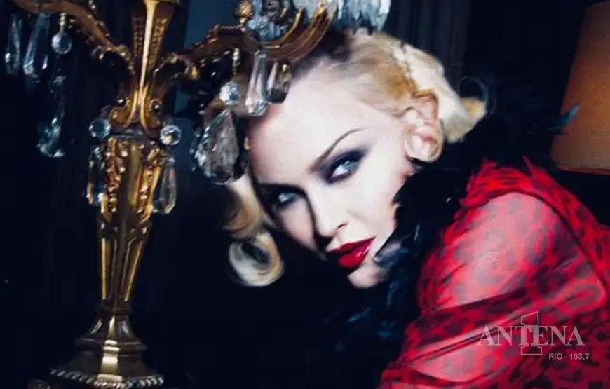 Madonna publica ensaio fotográfico e escreve “segredo”